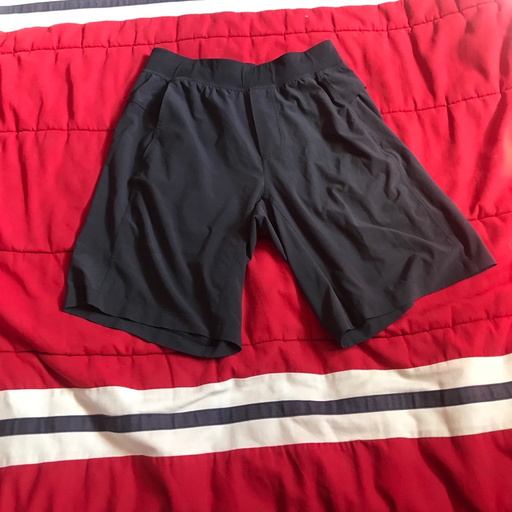 Lululemon Men’s Shorts Medium Faded Grayish/Black